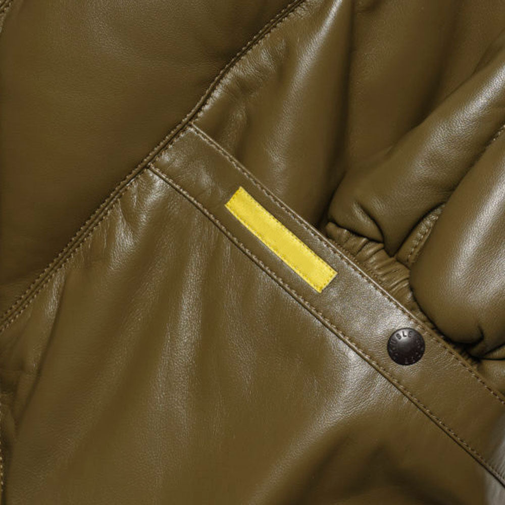Close-up of the welt hand-warmer pocket with branded snap-button and original yellow branding.