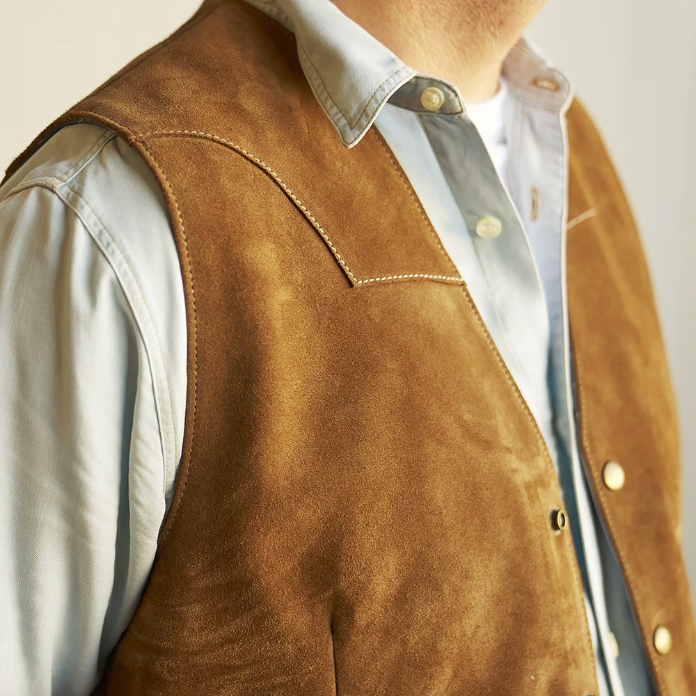 Detailed view of the curved two-point Western front yoke and light tonal stitching on brushed cow suede